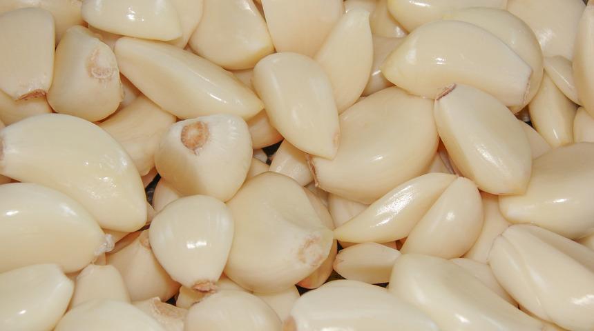 Sadece 3 saniyede sarımsak nasıl soyulur?