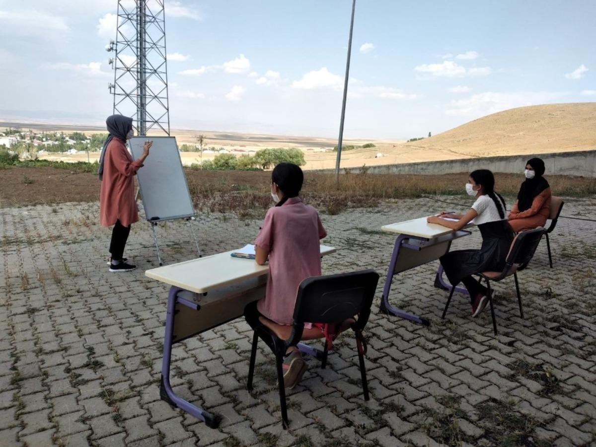 Ağrı&rsquo;da EBA TV&rsquo;yi aksatmayan kardeşler &ouml;d&uuml;llendirildi