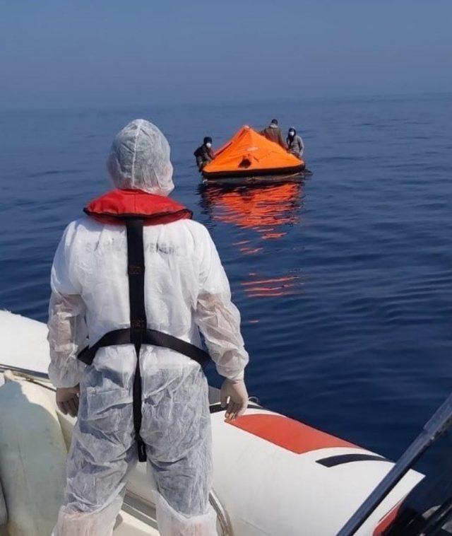 Ölüme terk edilen 19 düzensiz göçmen kurtarıldı