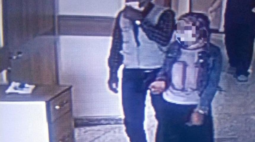 Koronavir&uuml;s testi pozitif &ccedil;ıkan kız ve babası hastaneden ka&ccedil;tı