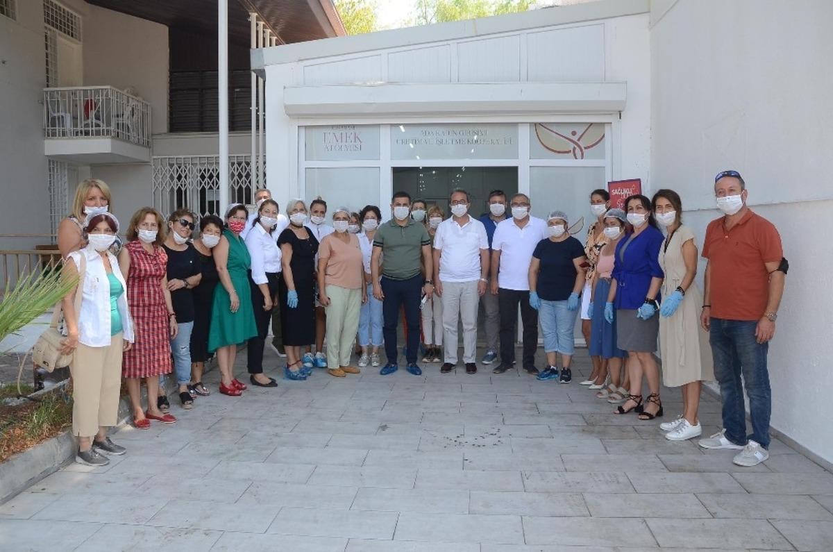 Kuşadası Belediyesi emek at&ouml;lyesinin &uuml;rettiği maske sayısı 1 milyonu aştı