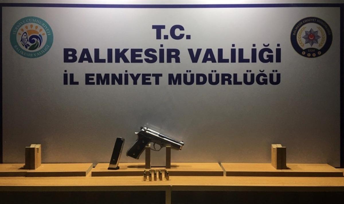 Balıkesir&rsquo;de polis 3 aranan şahıs ve silah ele ge&ccedil;irdi