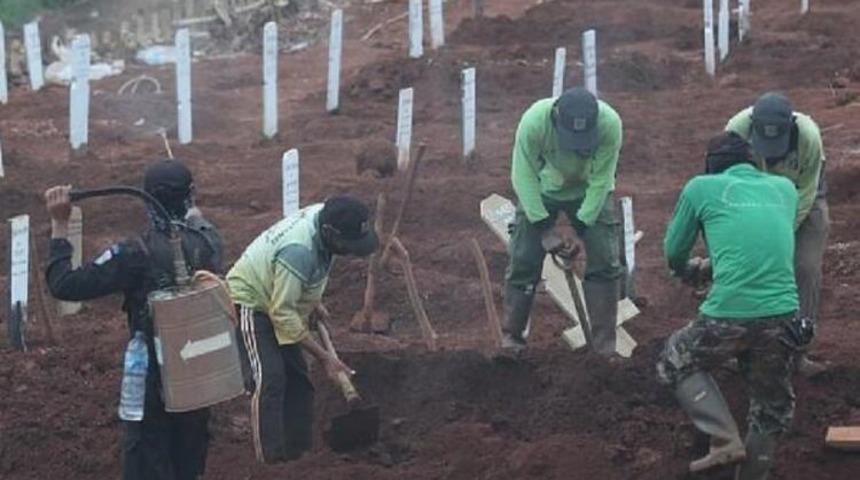Endonezya&rsquo;da maske takmayanlara verilen ceza şaşırttı