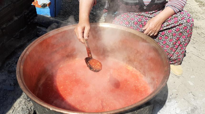 Tüm tarifleri unutun! İşin ustasından salça yapımı püf noktası...