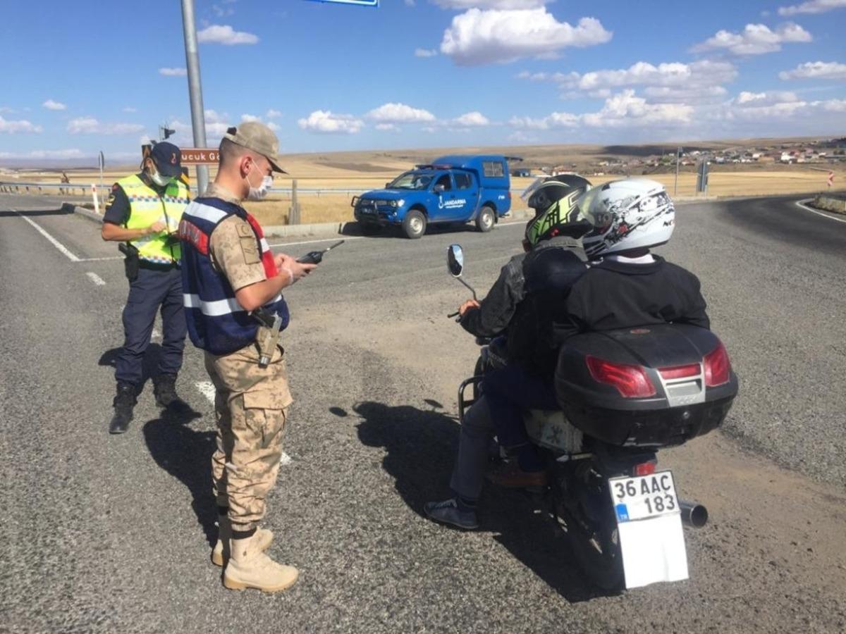 Kars&rsquo;ta trafik kontrolleri devam ediyor