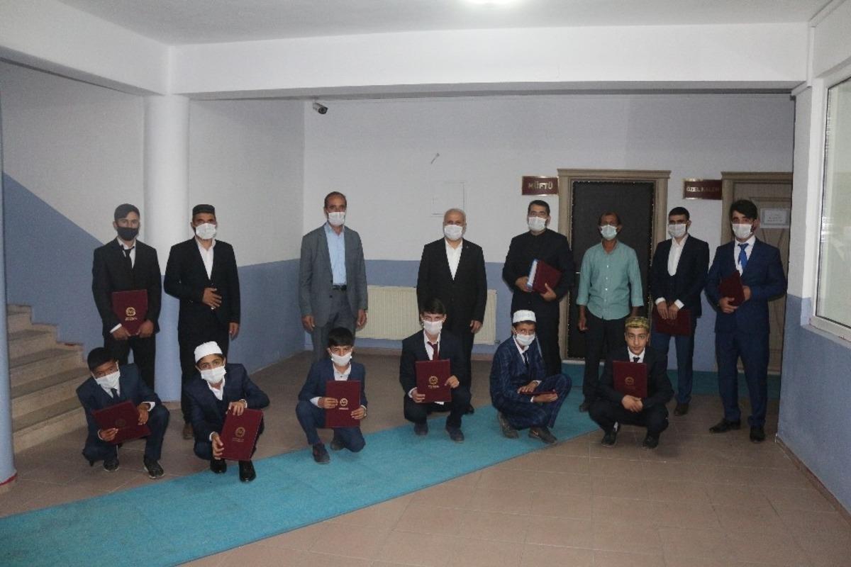 Hafızlık eğitimini tamamlayan &ouml;ğrencilere hafızlık belgesi verildi