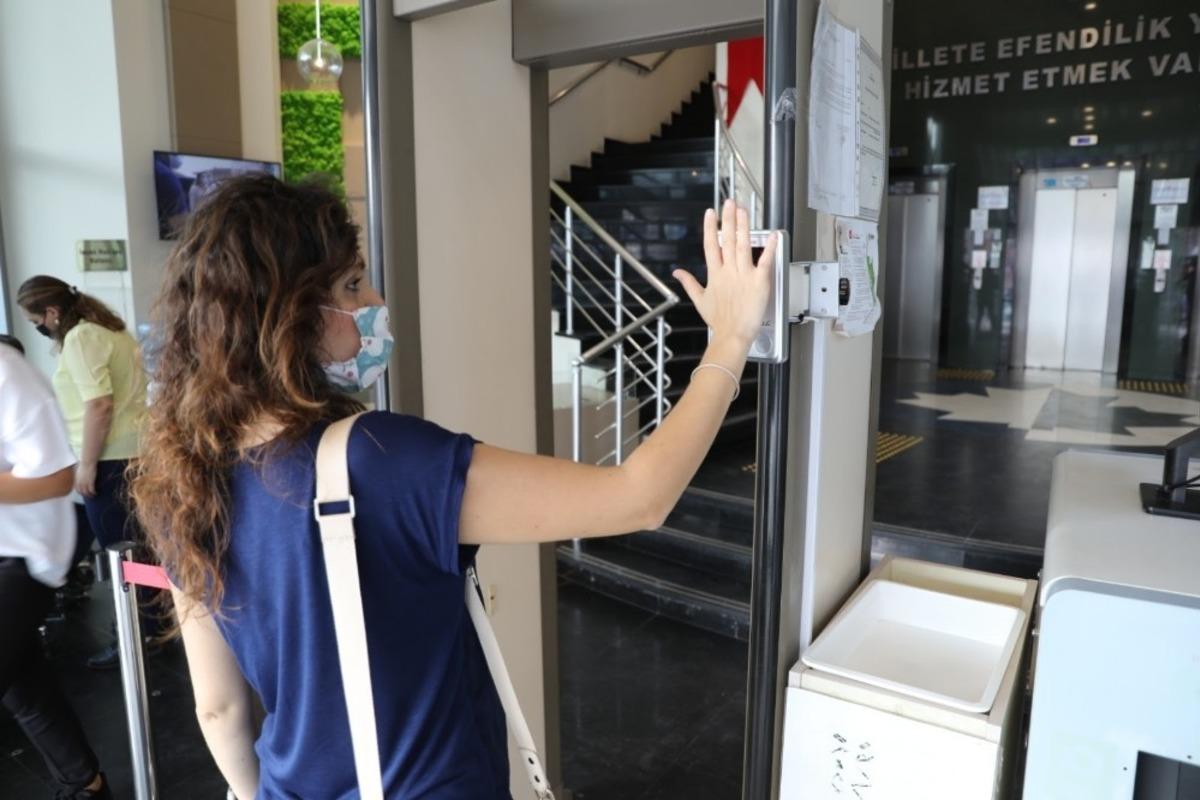 İzmit Belediyesi korona vir&uuml;se tedbirlerini aksatmıyor