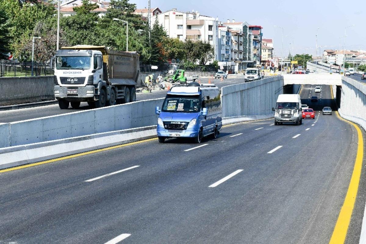 Mansur Yavaş s&ouml;z&uuml;n&uuml; tuttu: T&uuml;rk Kızılayı Caddesi&rsquo;ndeki k&ouml;pr&uuml;l&uuml; kavşak trafiğe a&ccedil;ıldı