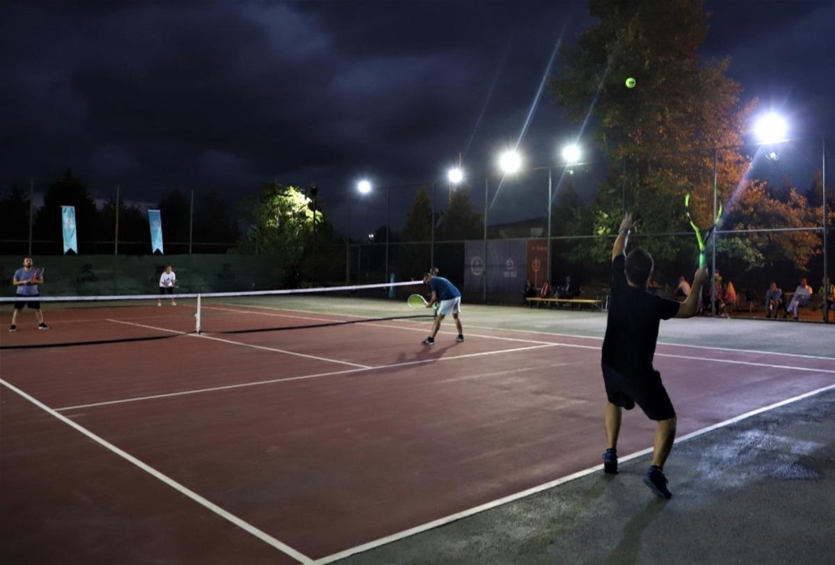 B&uuml;y&uuml;kşehir tenis tutkunlarını buluşturdu