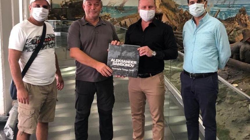 Rus sanat&ccedil;ı &Ccedil;anakkale Şehitleri Anıtı i&ccedil;in Manisa&rsquo;da