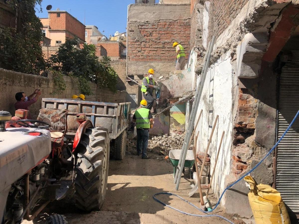 Bağlar&rsquo;da harabe ve ka&ccedil;ak yapıların yıkımı s&uuml;r&uuml;yor