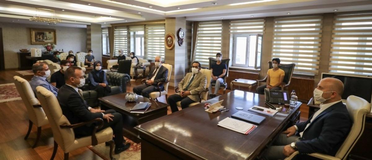 Vali Varol, 2020 YKS&rsquo;de dereceye giren &ouml;ğrencileri makamında ağırladı