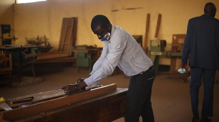 TİKA&rsquo;dan G&uuml;ney Sudan&rsquo;da marangozluk at&ouml;lyesine destek