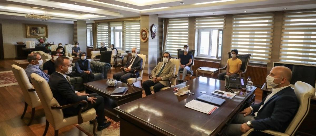 Ağrı Valisi Dr. Varol, YKS sınavında dereceye giren &ouml;ğrencileri makamında ağırladı