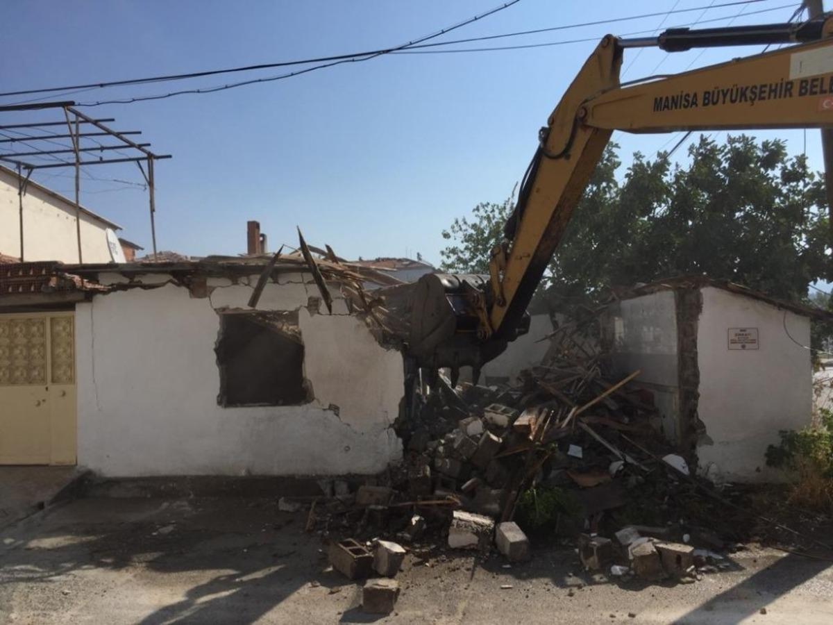 İmar planında yolda kalan binalar yıkıldı