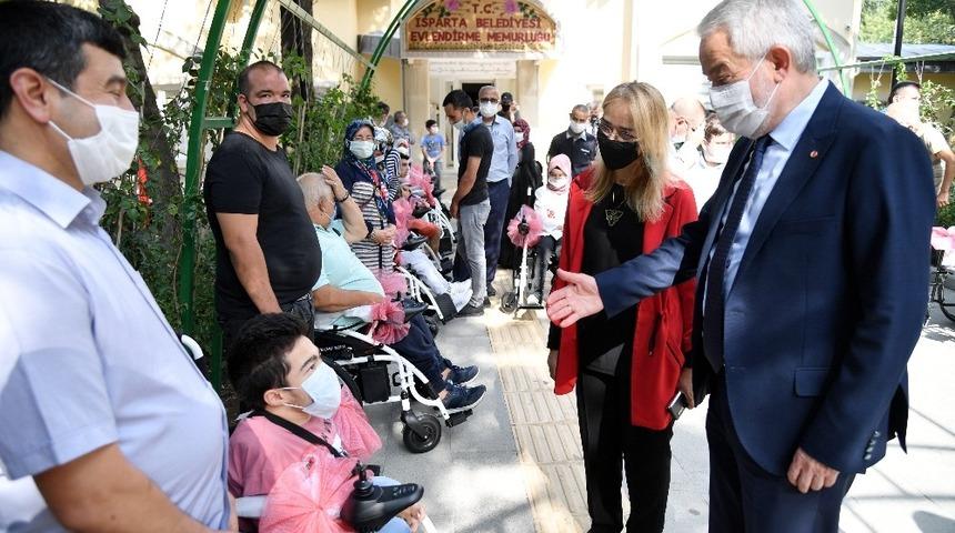 Isparta Belediyesi, bug&uuml;ne kadar 100 vatandaşa ak&uuml;l&uuml; ara&ccedil; hediye etti