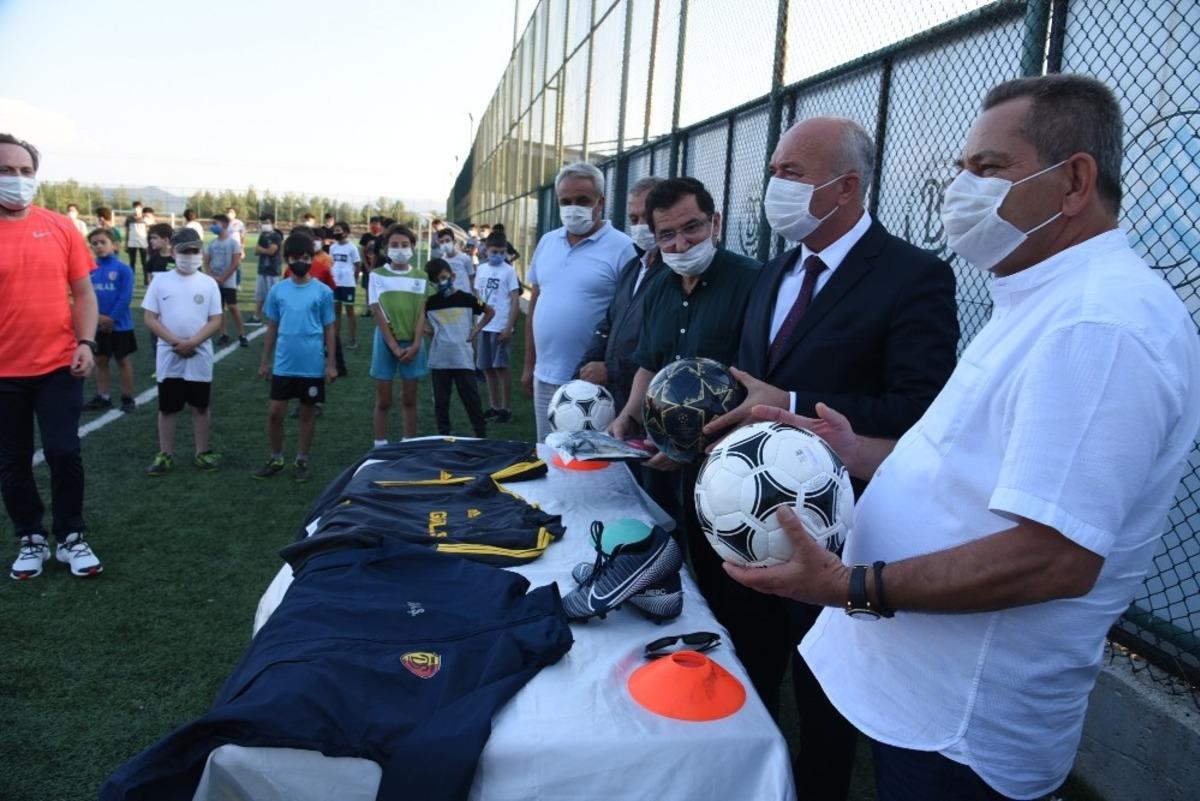 İlkay G&uuml;ndoğan&rsquo;dan Dursunbey Belediyespor altyapısın destek