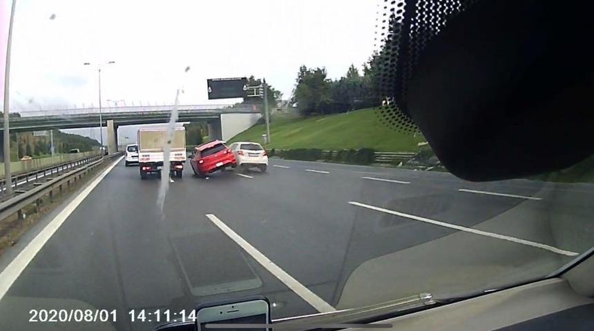 Tem bağlantı yolunda ilgin&ccedil; kaza kamerada