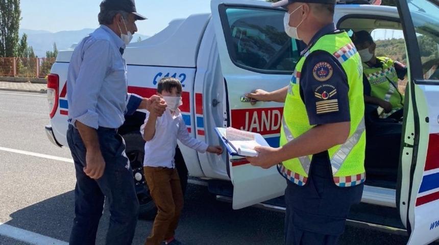 Jandarma trafik personelinden duyarlı davranış