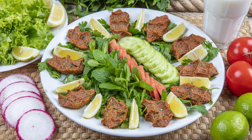 40  yıllık ustalara taş &ccedil;ıkartacaksınız! Gelinim mutfakta etsiz &ccedil;iğ k&ouml;fte tarifi... 