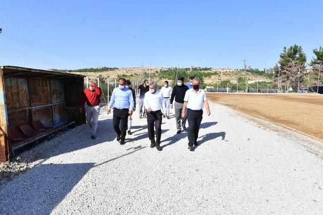 Başkan Çınar, yeni futbol sahasını inceledi