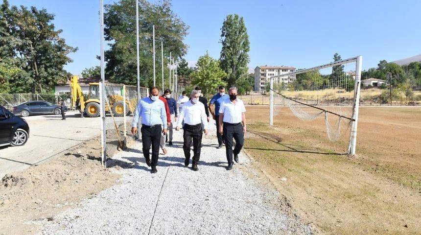 Başkan &Ccedil;ınar, yeni futbol sahasını inceledi