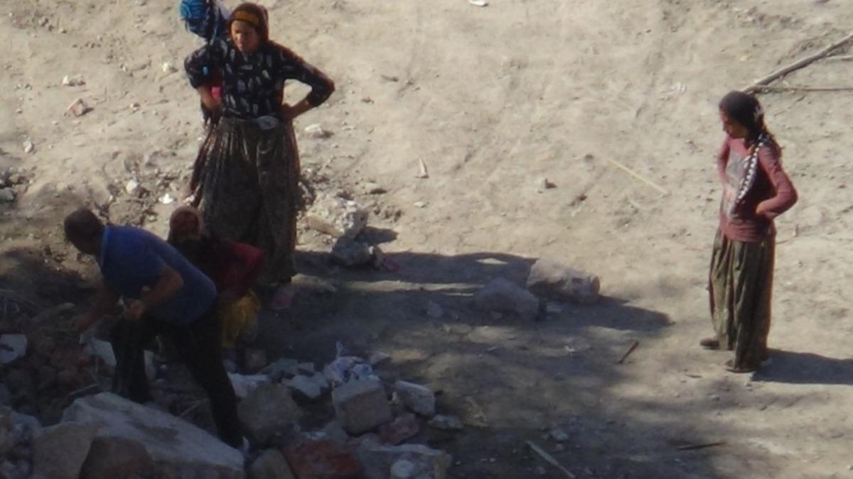 Canlarını hi&ccedil;e saydılar enkazda demir aradılar