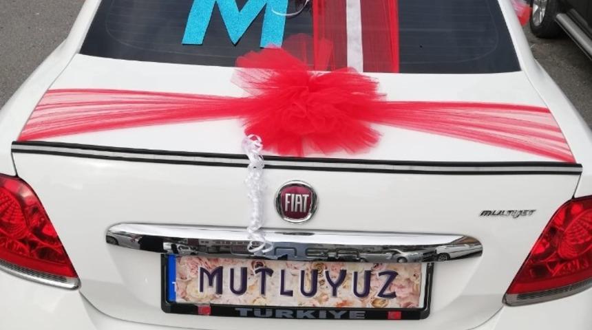 Gelin arabasında g&uuml;l&uuml;mseten yazı