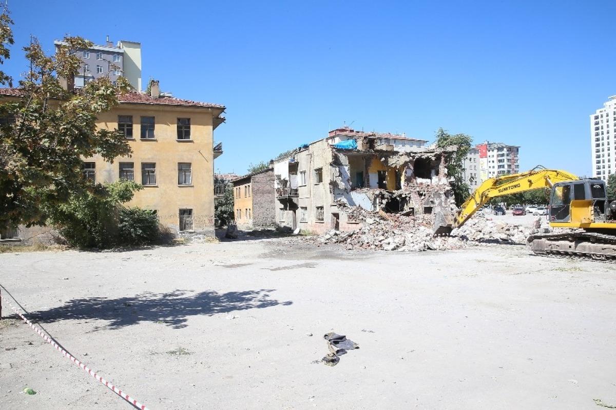 Başkan talimat verdi, b&uuml;y&uuml;kşehir temizledi