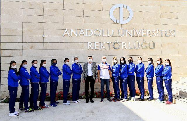 Anadolu Üniversitesi Spor Kulübü’nde toplu imza töreni