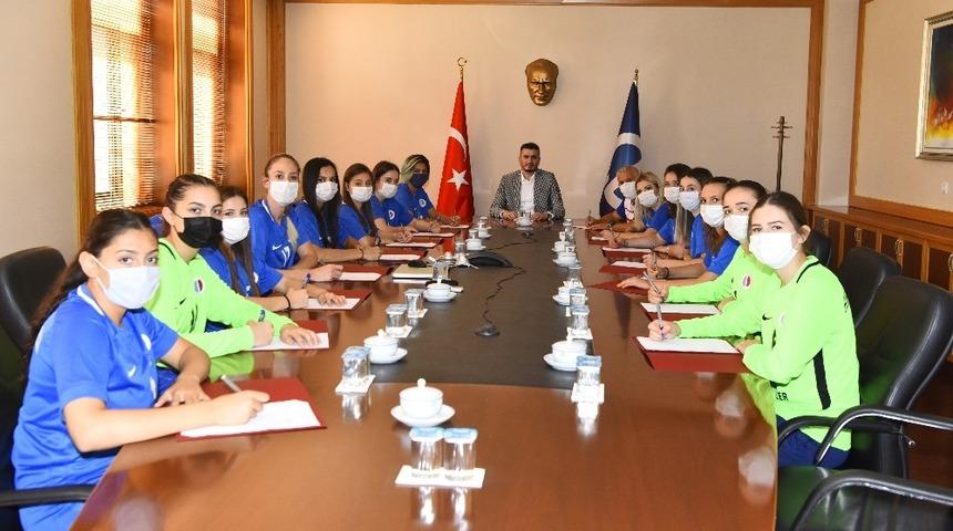 Anadolu &Uuml;niversitesi Spor Kul&uuml;b&uuml;&rsquo;nde toplu imza t&ouml;reni