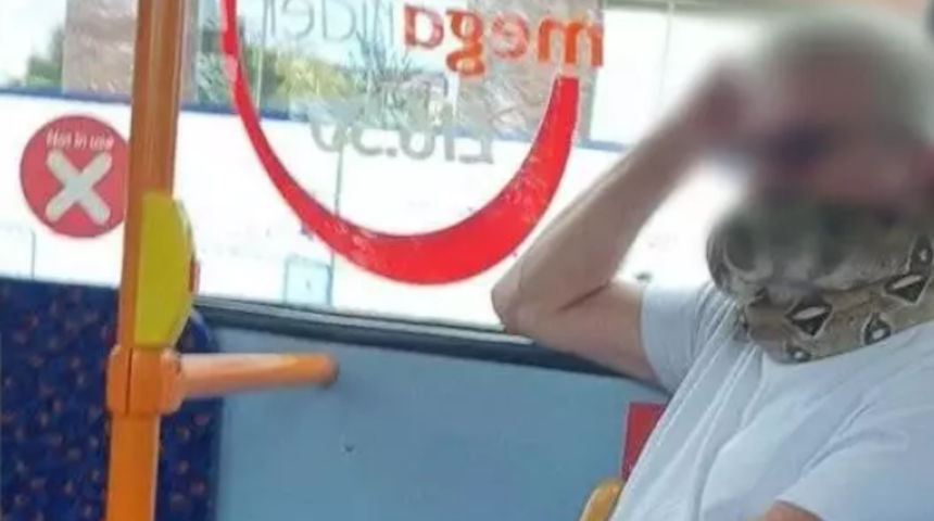 Maske olarak y&uuml;z&uuml;ne yılan sardı