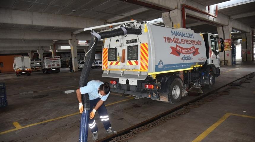 İzmit pazar alanlarında temizlik s&uuml;r&uuml;yor
