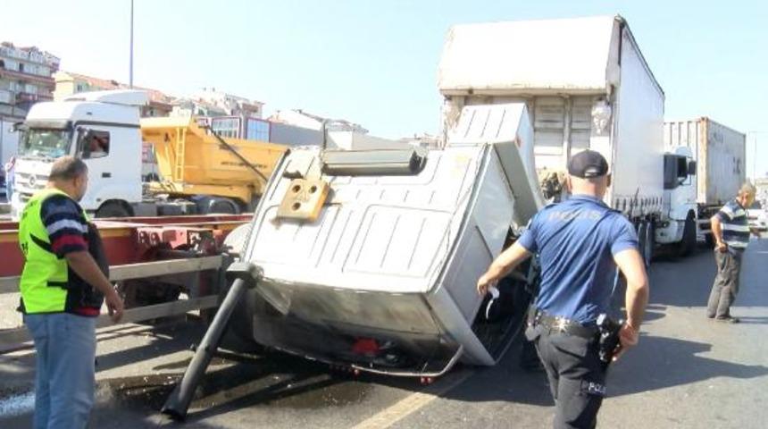 Beylikd&uuml;z&uuml;'&uuml;nde TIR kazası! Yol trafiğe kapatıldı