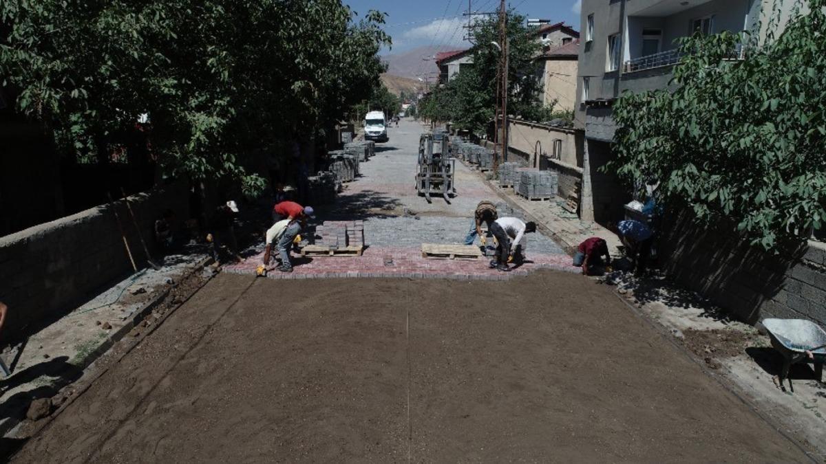 Tatvan&rsquo;da yol yenileme &ccedil;alışmaları devam ediyor