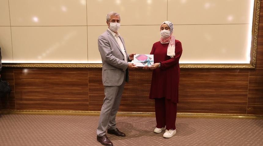 Sosyal medyadan paylaşılan sorulara doğru cevap verenlere tablet &ouml;d&uuml;l&uuml;