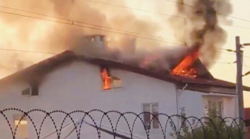 Maltepe'de korkutan yangın! Restoranın &ccedil;atısı alev alev yandı