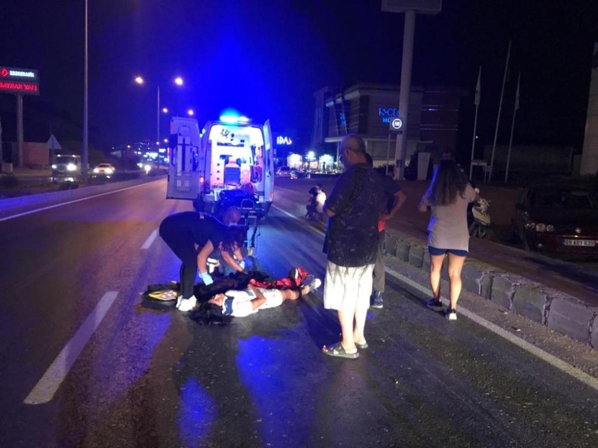 Motosiklet kaldırıma &ccedil;arptı: 2 yaralı