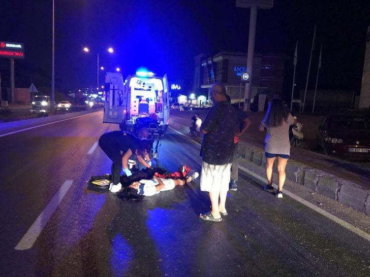 Motosiklet kaldırıma çarptı: 2 yaralı G1