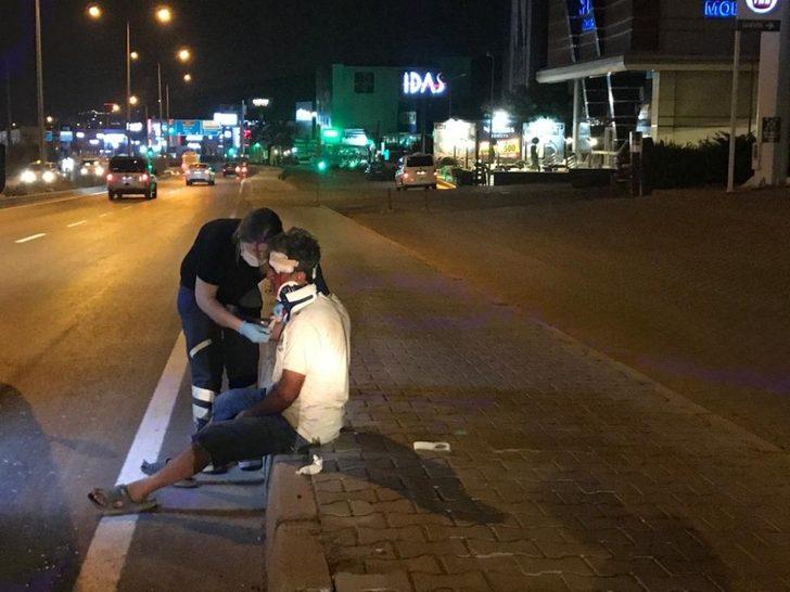 Motosiklet kaldırıma çarptı: 2 yaralı G3