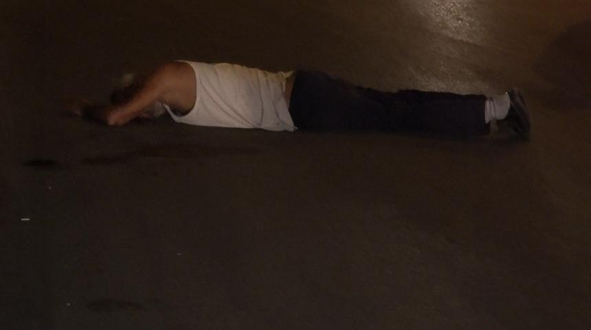 Evinin balkonundan sokaktaki kayınbiraderini vurdu