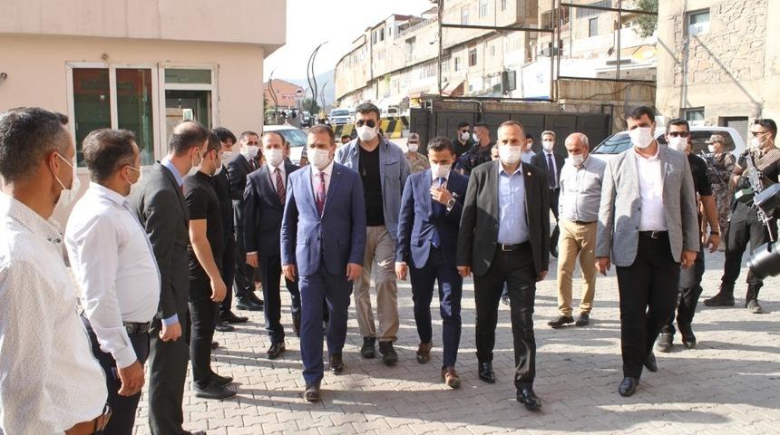 Vali Akbıyık&rsquo;tan Şemdinli ve Derecik&rsquo;e ziyaret