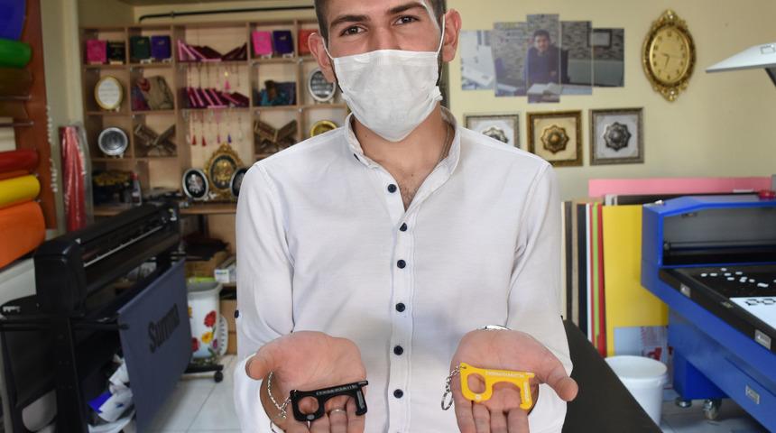 Koronavir&uuml;se karşı teması azaltmak i&ccedil;in 'parmakmatik' &uuml;retti