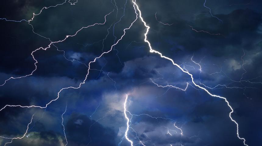 Hindistan'da yıldırım isabet eden 28 kişi &ouml;ld&uuml;