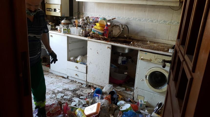 4 katlı evden 10 ton &ccedil;&ouml;p &ccedil;ıktı!