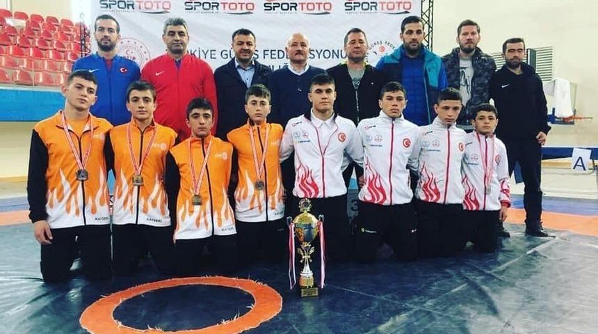 Kayseri Güreş Eğitim Merkezi’nden Milli Takım’a 9 sporcu