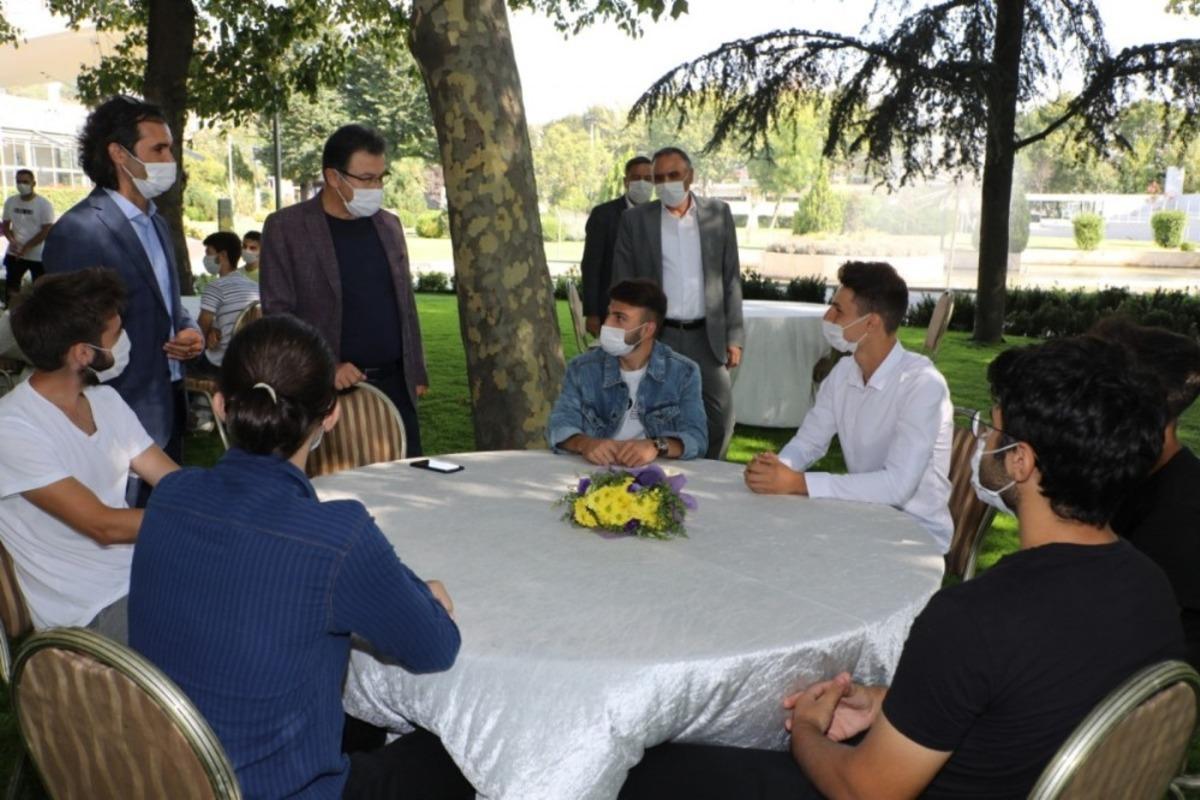 Başkan Deniz K&ouml;ken, BESYO&rsquo;yu kazanan &ouml;ğrencilerle buluştu