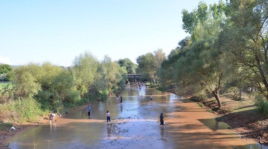 Yağışın ardından oraya koştular! Elleriyle...