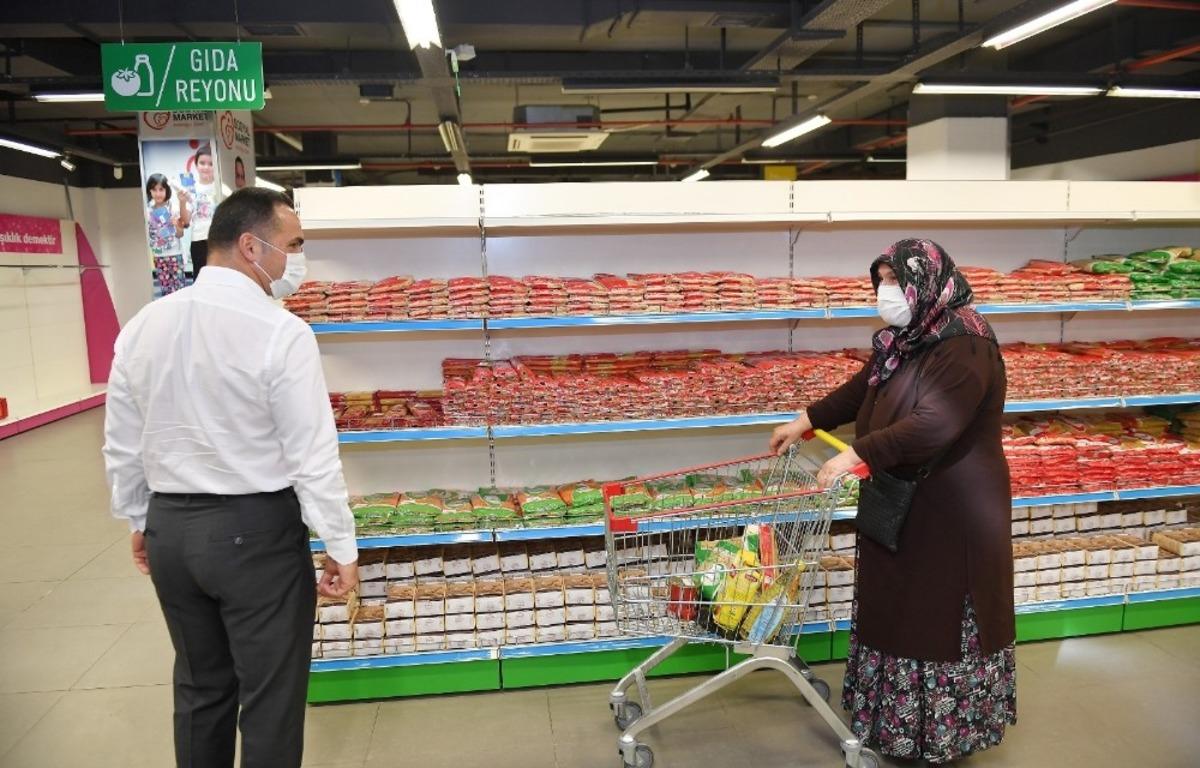 Sosyal market pandemi s&uuml;recinde ihtiya&ccedil; sahiplerinin destek&ccedil;isi oldu