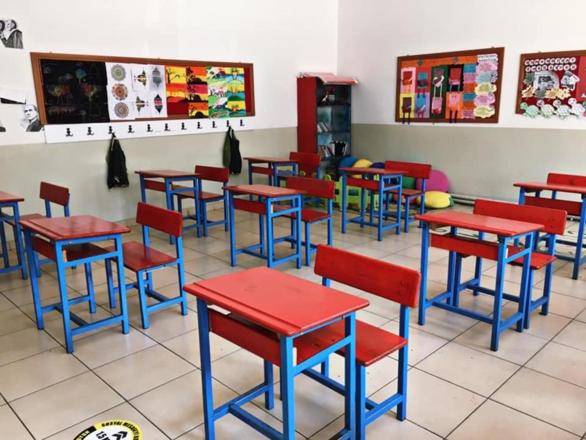 Minik &ouml;ğrencilerin sıraları rengarenk oldu